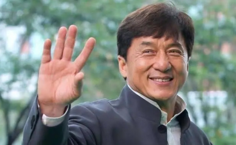 感觉成龙即将“晚节不保”。之前有洪家班的钟发直言“成龙现在那么有钱，都不愿照顾一