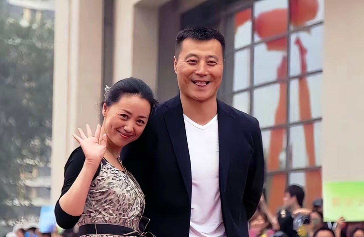 任程伟和黄蕾这对夫妻结婚三十年，感情一直稳稳的。成名后房子换了好几套，老婆从来没