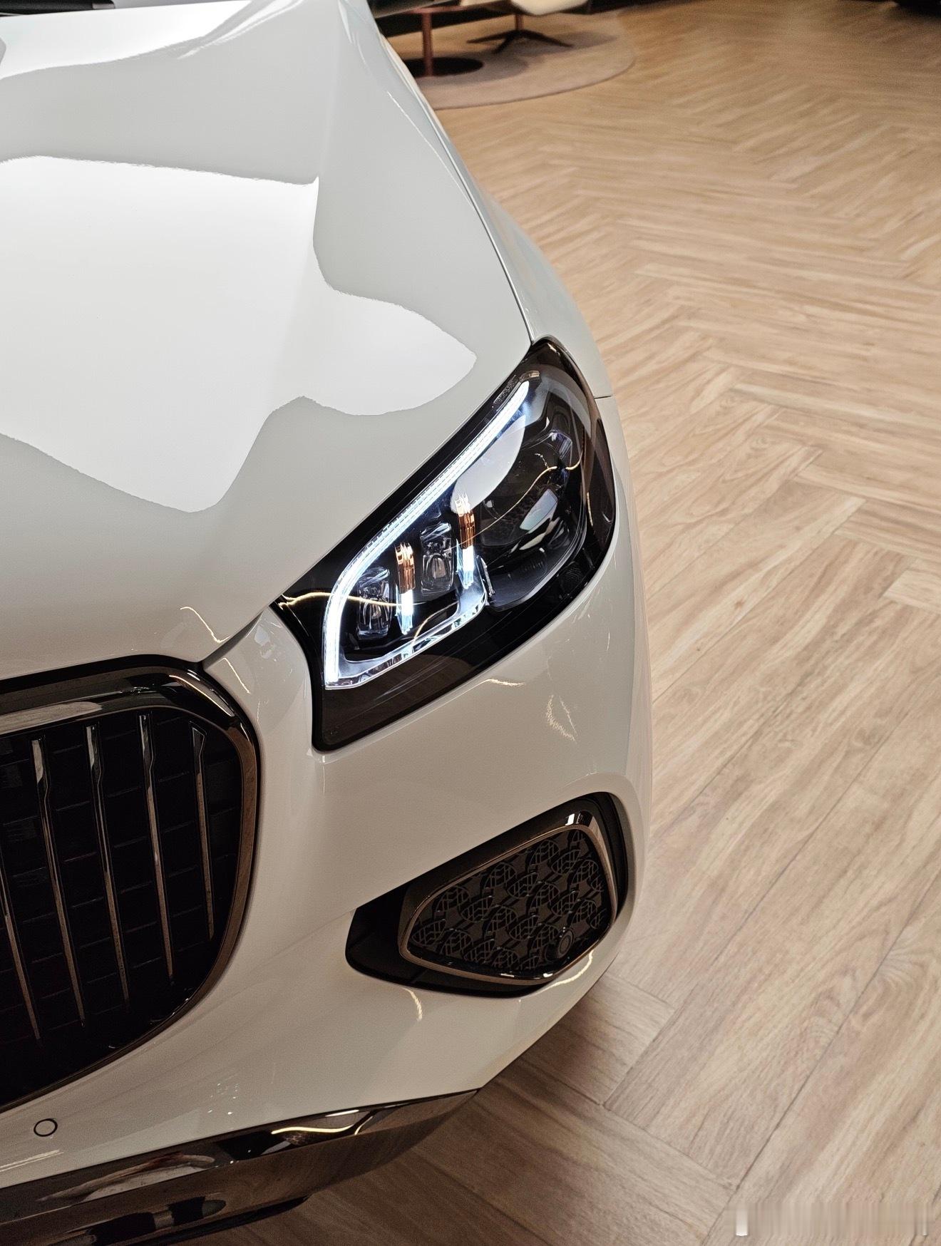 迈巴赫GLS600极夜白黑+18000贝母白配置价2806000元目前加价零