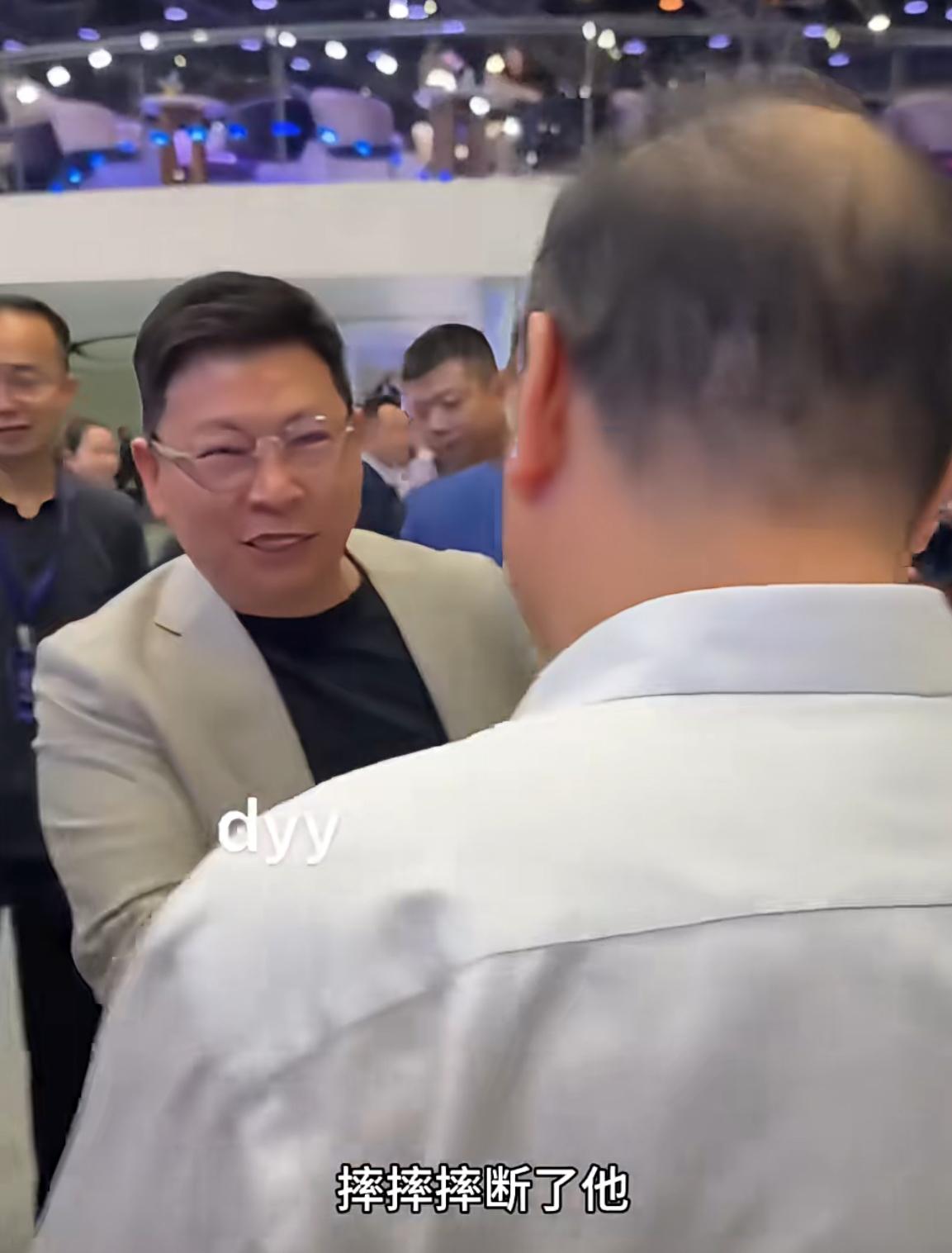 3月份，余承东在长沙摔了一跤，把骨头摔断了。记得今年3月份，华为在长沙举行春