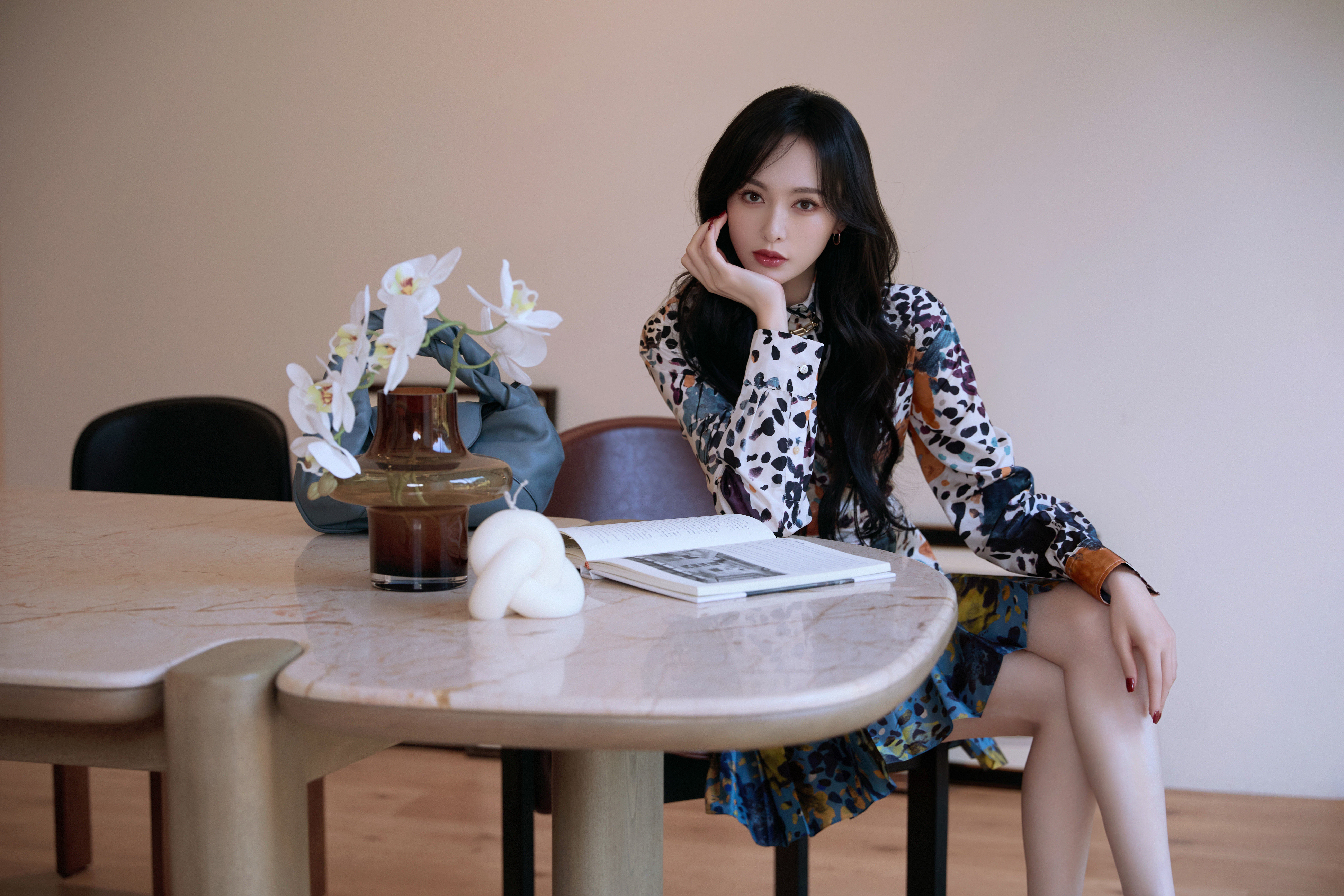 唐嫣花色衬衫裹着松弛的时髦，裙摆晃出一室轻甜。