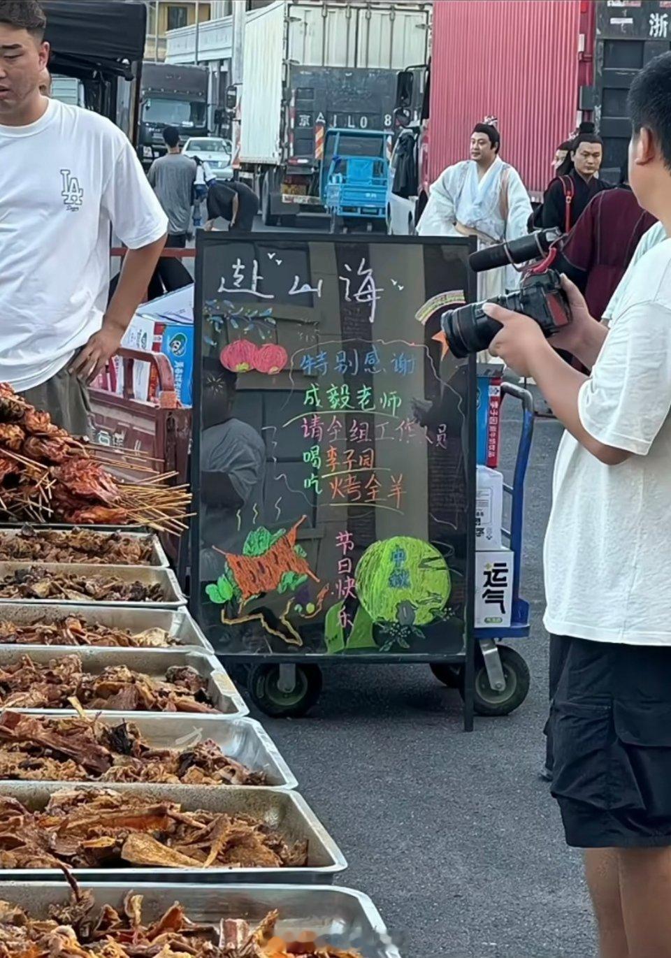 成毅横店灰太狼成毅是有多爱烤全羊，在横店拍了三部戏请三个剧组都吃了烤全羊，全