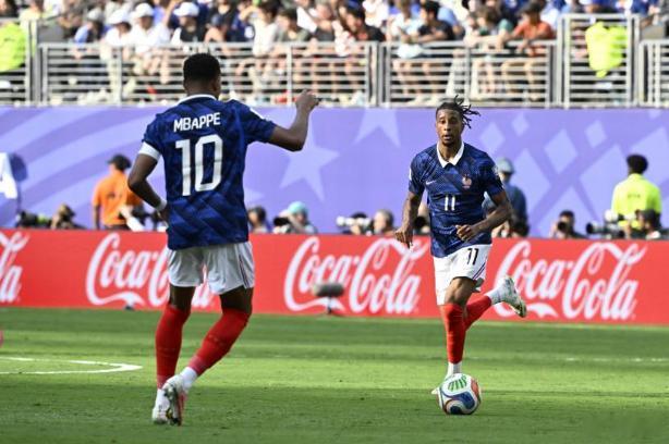 法国3比0瑞典这是法国队进攻四人组的表演时刻。赛前法国媒体讨论的是，德尚要不要