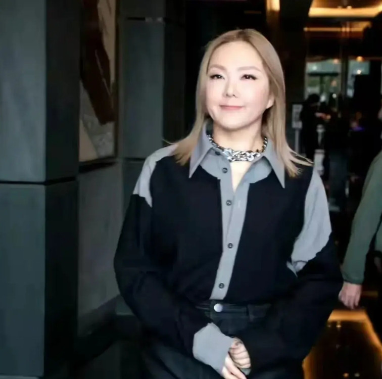 一觉醒来，知道卫兰和不知道卫兰的人都不吭声了。歌手宣布本周补位歌手卫兰，没有说