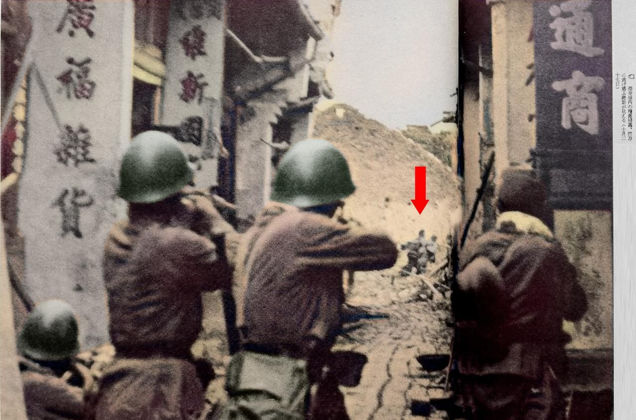 这张日军注解为“攻占德安并清剿之那散兵”的照片，是一个彻头彻尾的谎言，背后实则是