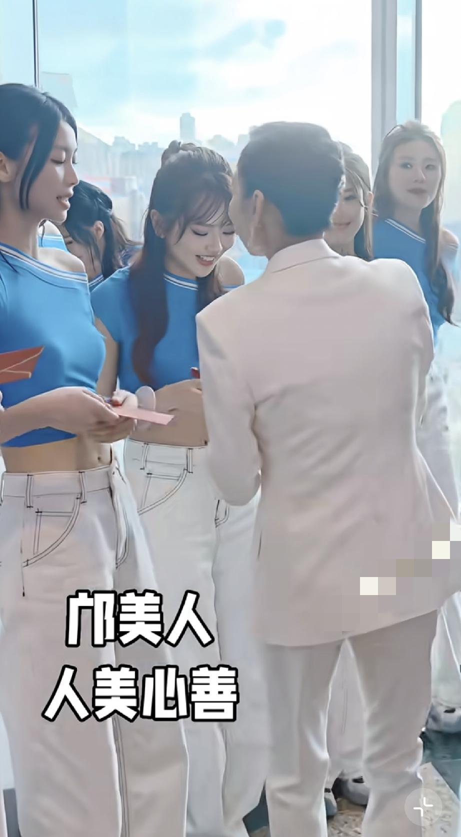 7月28日，邝美云给2026香港小姐选手派发红包，她一身白色西服，妆容精致但老了