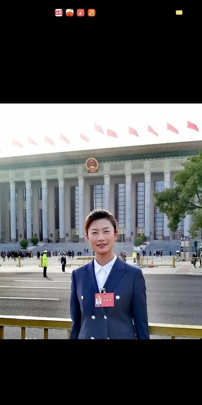 退役4年，丁宁未走国乒安排的教练之路，而是考入北大攻读体育硕士，毕业后留校任教，