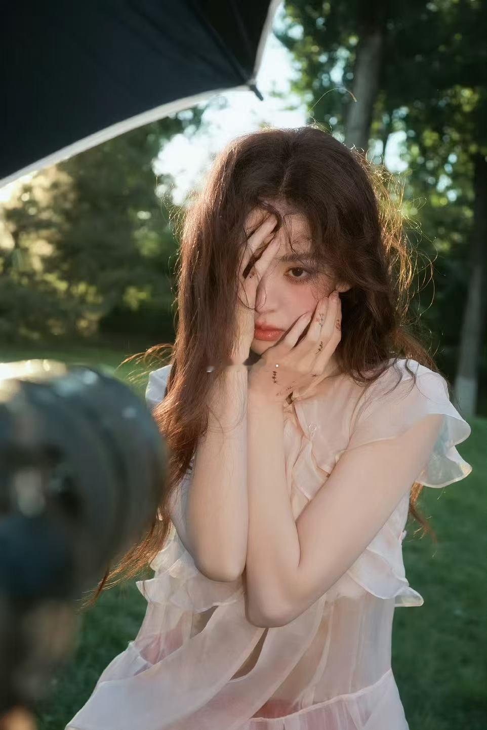 娜扎林间精灵大片娜扎真的太美了，这就是人间精灵吧！！每次大片都是壁纸，内娱还有谁