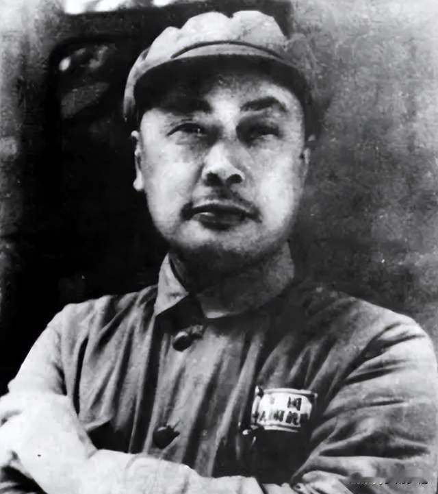 1949年陈毅在上海看戏。台下一个卖艺的小姑娘突然上前拉住他。她开口就问：“困一