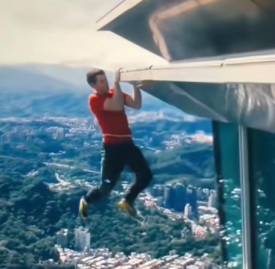 攀爬大神亚历克斯，有多牛？看看攀爬台北101大楼这个动作，快到楼顶时，双手扒住屋