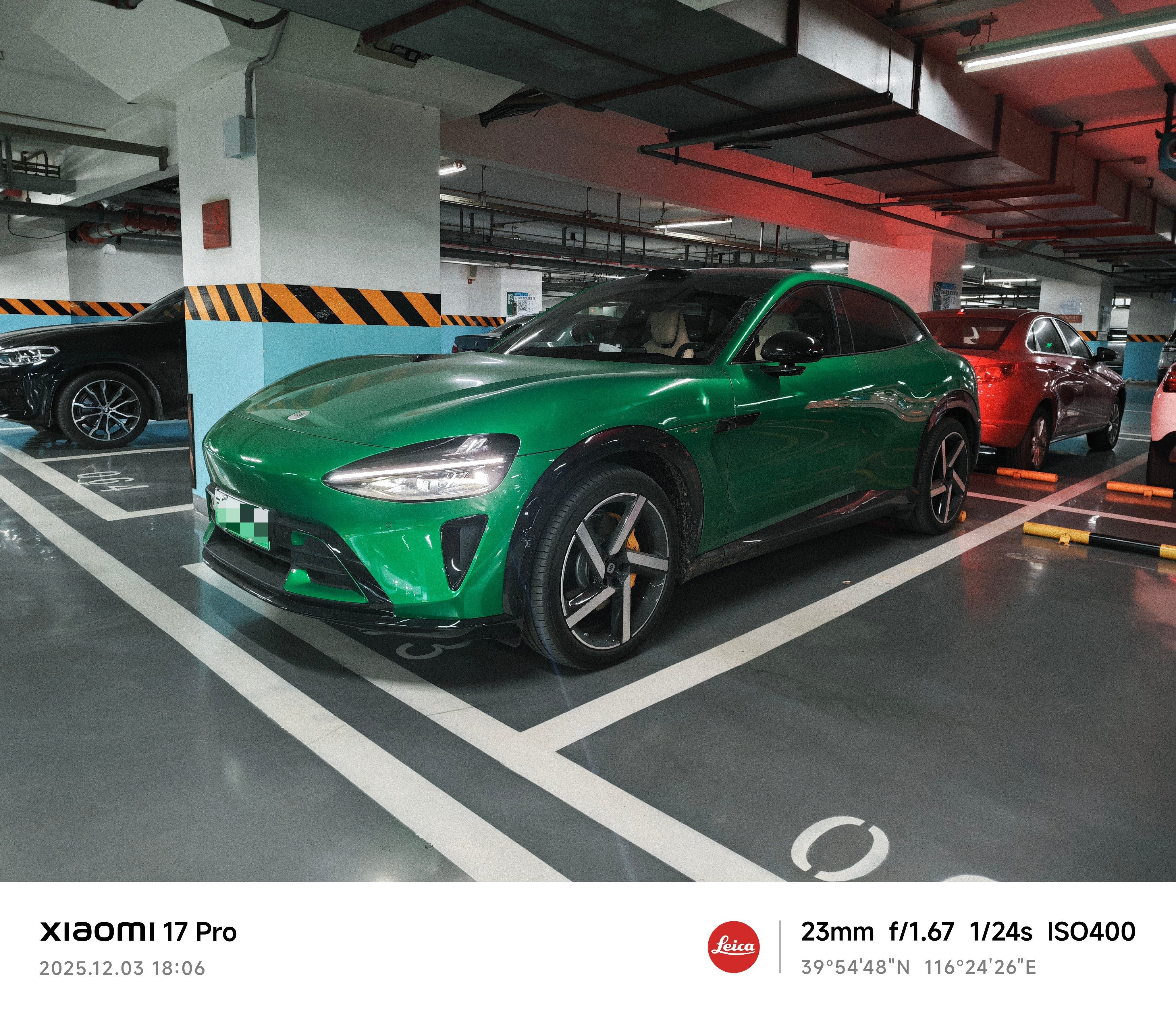 停车场遇到一位开奥迪A8的大哥，看我开着小米YU7过来要停车，老远走过来等着我停