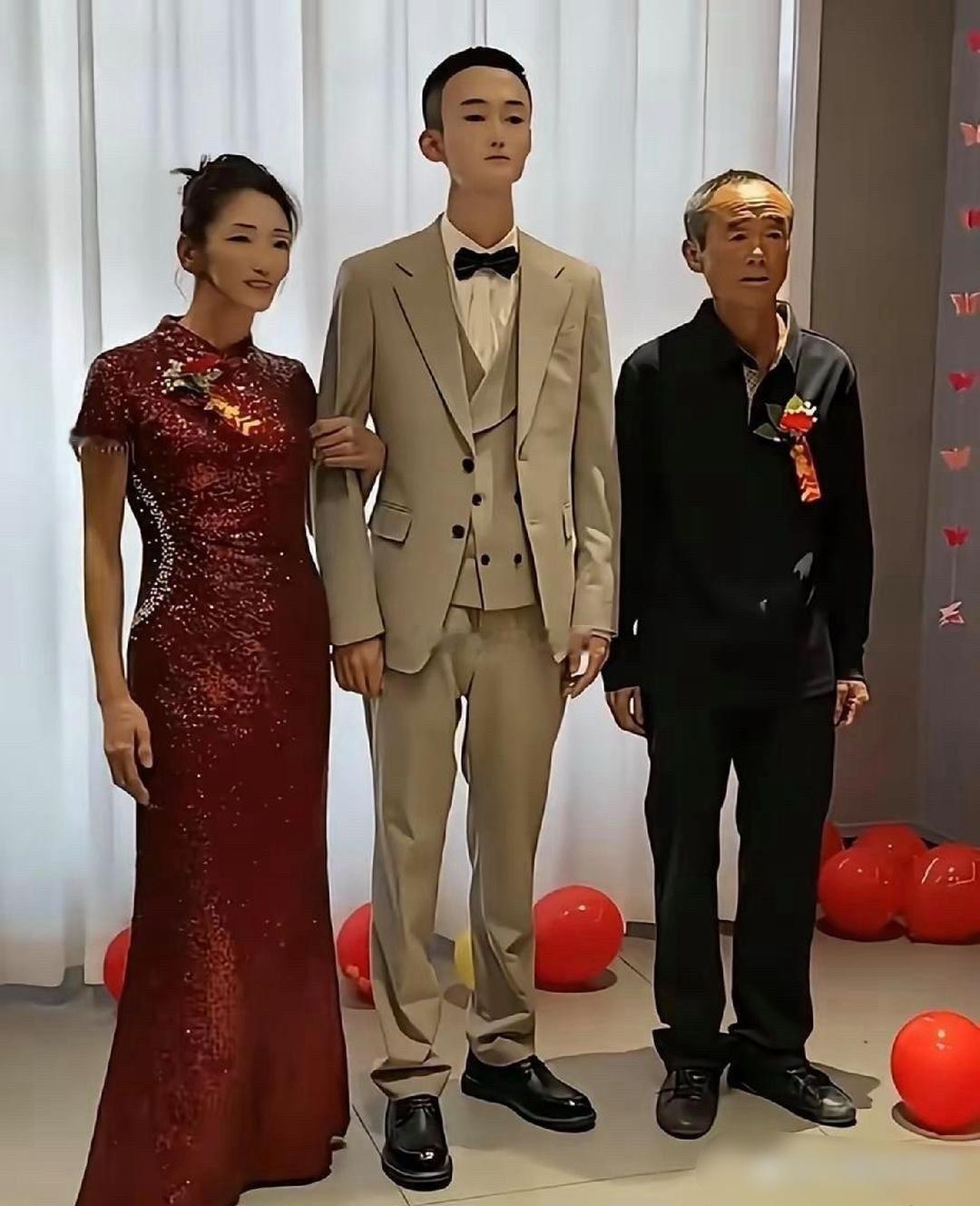 一张婚礼全家福意外在网上走红。很多人第一眼看到，都以为新郎戴了人脸面具，仔细打量