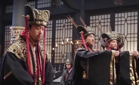 野史：226年，曹丕判处曹洪死刑，还吞了他的家财。卞太后大怒：“曹洪是你叔，当年