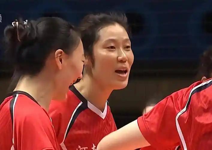 以为朱婷不进国家队是为了休息？恰恰相反，她在欧洲的扣杀比谁都狠！拿意甲顶薪，被土
