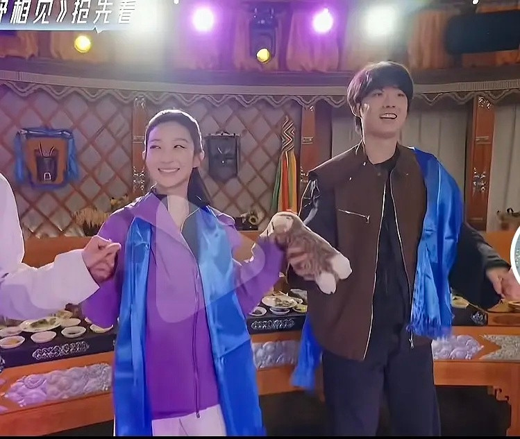 陈鹤文这该死的边界感星空屋和沙月儿拍照都在提议互相给对方拍！还是沙月儿提议坐一起