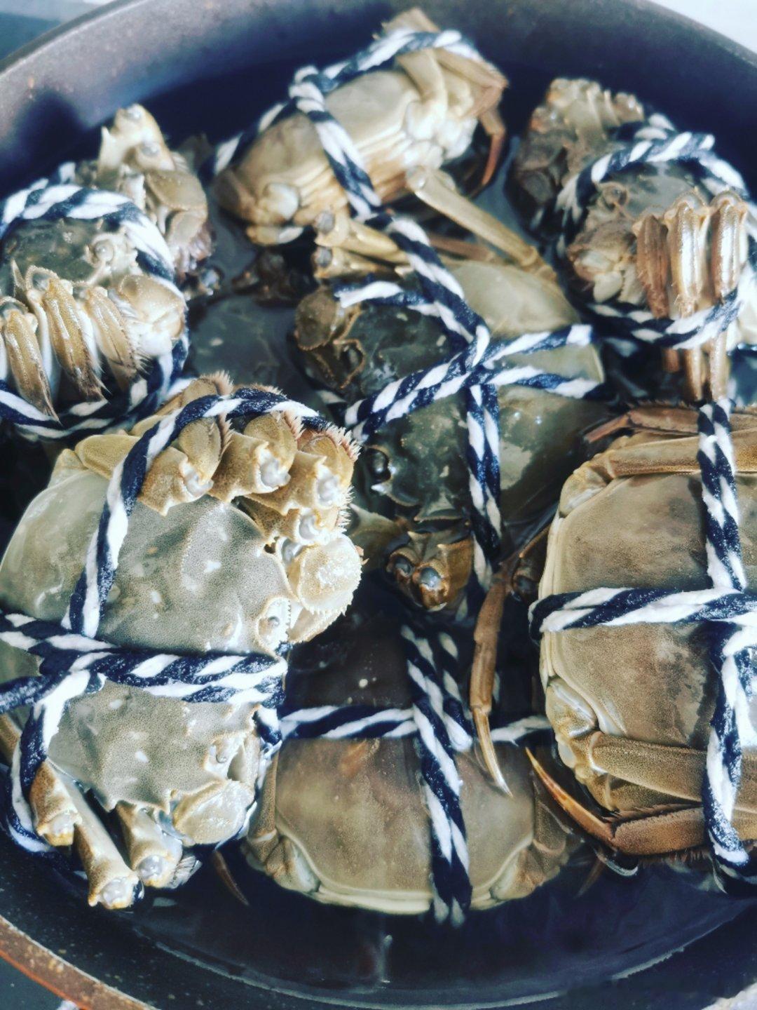 秋天的第一顿螃蟹🦀+自己包的馄饨🥟=快乐加倍！蟹肥黄满，馄饨皮薄馅大