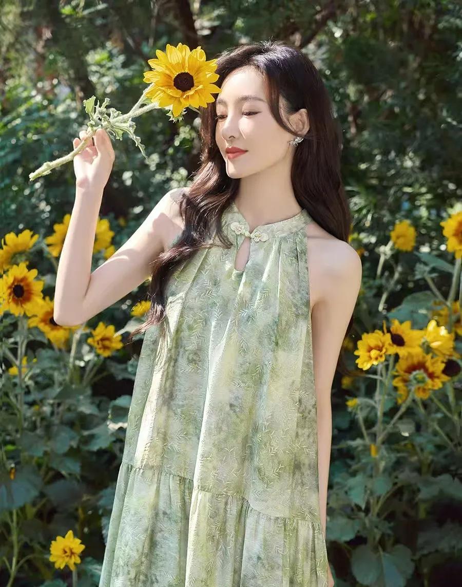 王丽坤新中式造型美出圈！青草绿晕染挂脖长裙，温柔又仙气盘扣国风设计，雅致又高