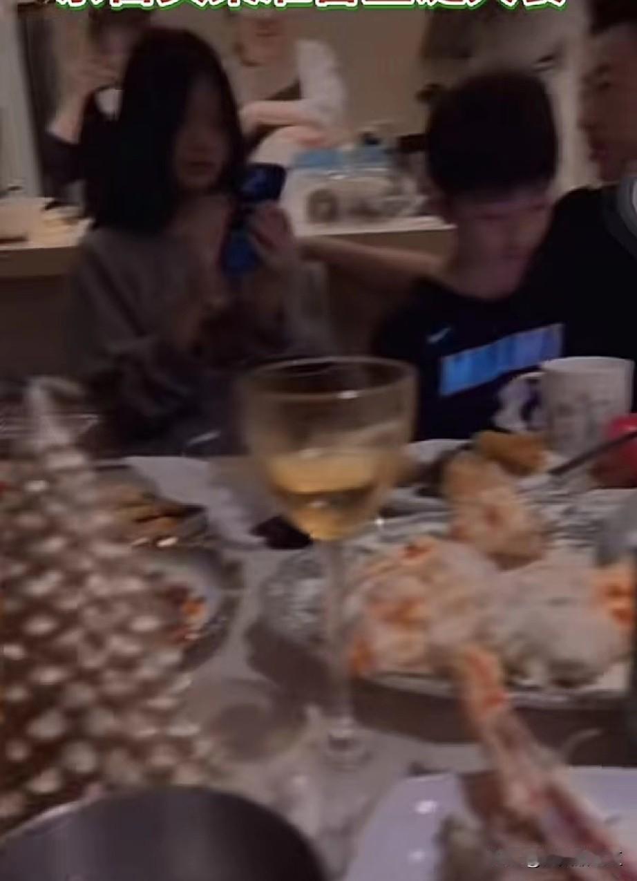 近日，筱梅在湾湾精心筹备了一场温馨的家宴，要给玥儿和霖霖一个难忘的圣诞节惊喜。家