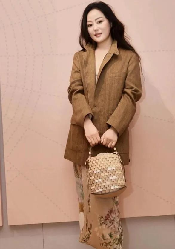 👑章小蕙的美拉德穿搭，这才是真·氛围感天花板！61岁的她，一身大地色系