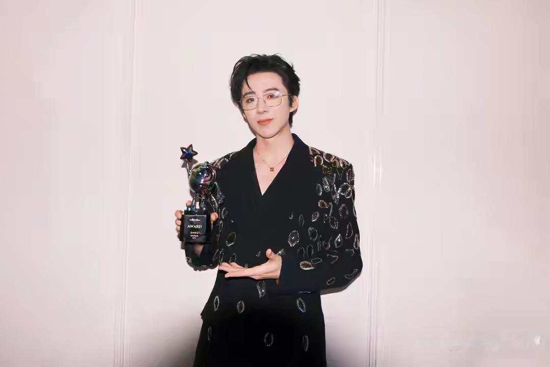 刘宇宁凭实力拿下南都娱乐年鉴十大人物，这逆袭真的太戳人！从直播间走出来的跨界者，