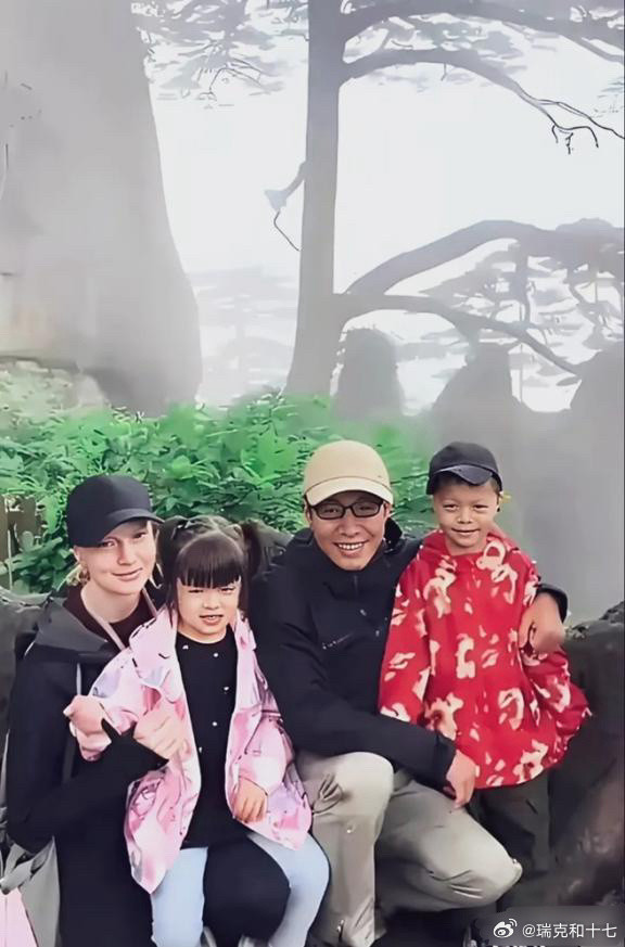 撒贝宁一家四口在黄山迎客松前留影，李白抱着女儿，撒贝抱着可爱的儿子！穿搭朴素,老