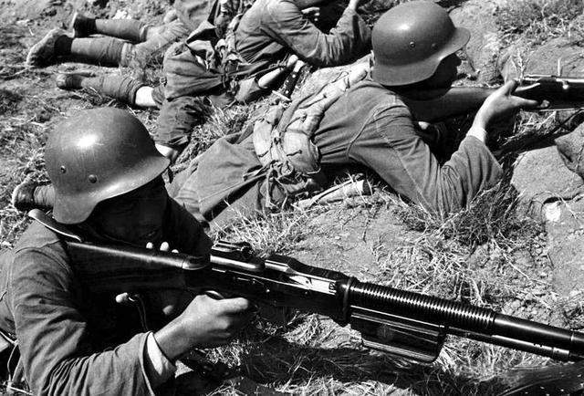 粟裕正指挥战斗，望远镜里的可怕一幕，让他冷汗惊呼：吾命休矣这一幕发生在淮海