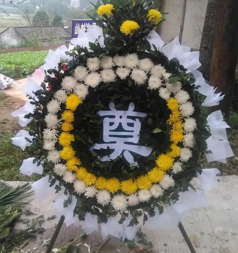 农村丧事简办，说的容易，操作起来却难如登天。政府提倡号召都不管用，农民就算苦不堪