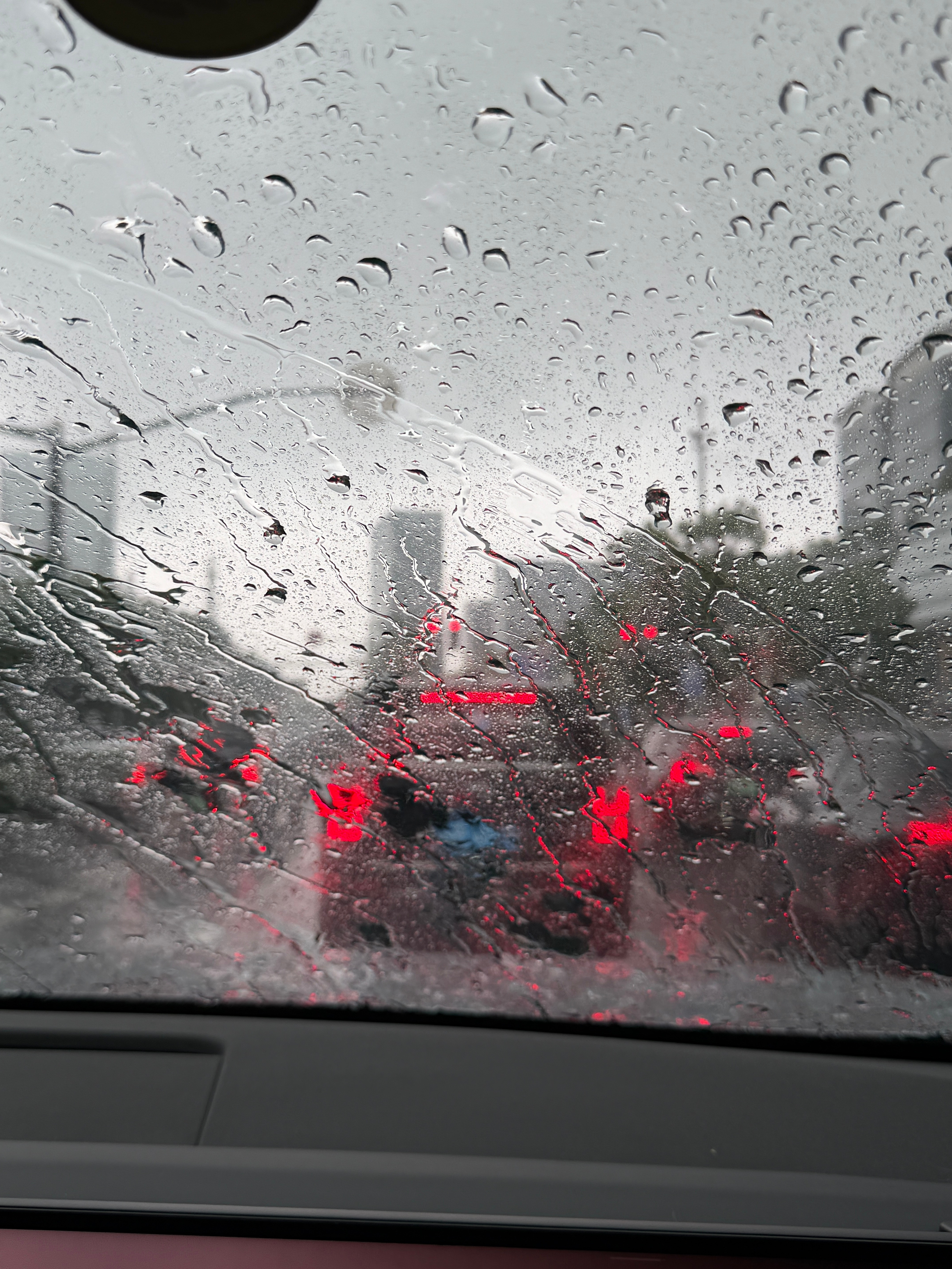 最近上海这天气经常下大雨，在这个时候就体现出了电子后视镜的作用后视镜视野特别清