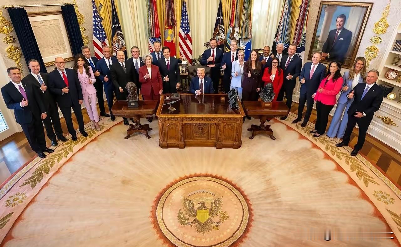 特斯拉“开枪”了！马斯克再次回到白宫见总统，特朗普手舞足蹈很兴奋！但是有个不