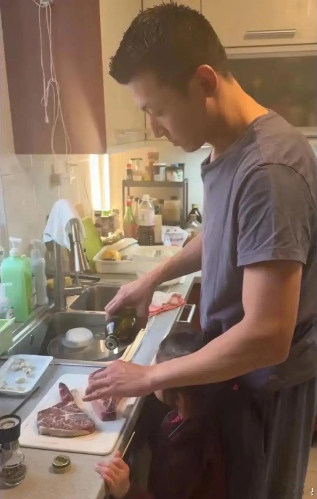 朱珠家的厨房和陈赫家一样，摆得满满当当有点杂乱，但两家有个共同点——都是男人下厨