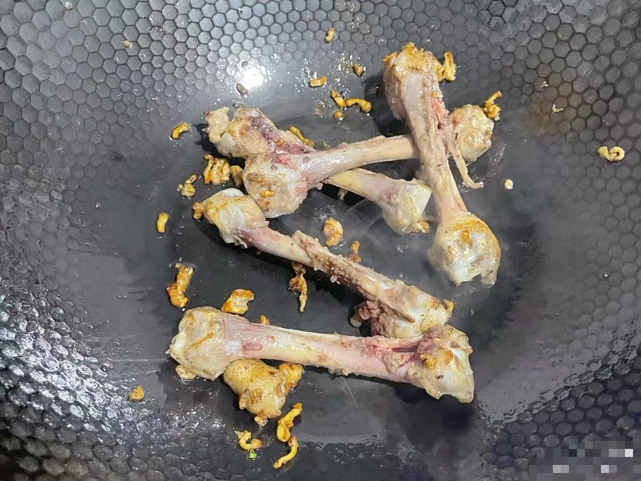 老婆坐月子，我300多买回2只土鸡。让我妈给老婆熬鸡汤，看到鸡汤锅我愣住了，全是