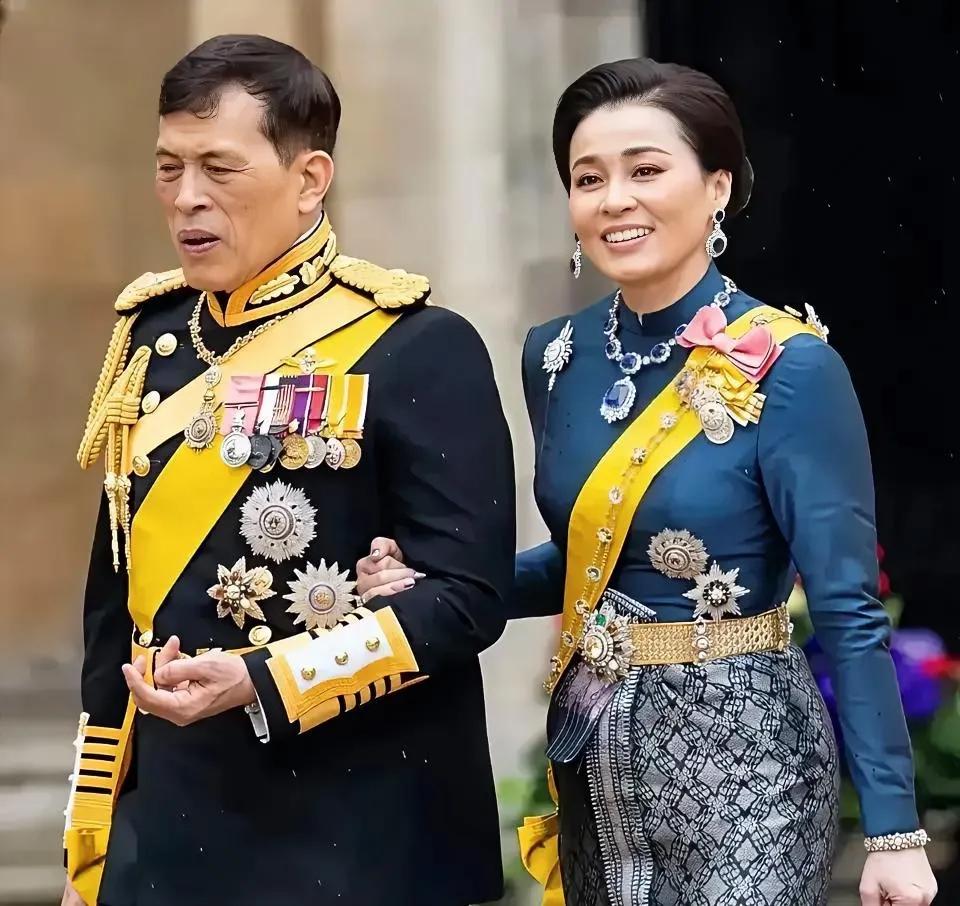 泰国王室这是准备用“挨打”的方式来传递“密诏”了吗？很多人都以为泰王对佩通坦被解