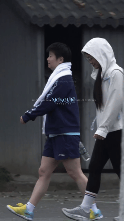 太可爱了，莎莎看到河对岸的人笑了，翔哥也特意盯着看了一下，都在笑。因为河对岸