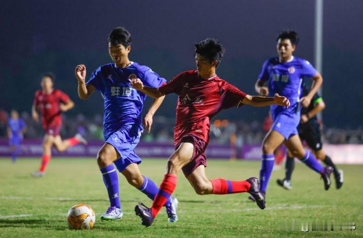 更惊喜的是韦世豪也现身赛场，瞬间把现场氛围拉满——看台上球迷欢呼不断，镜头扫到的