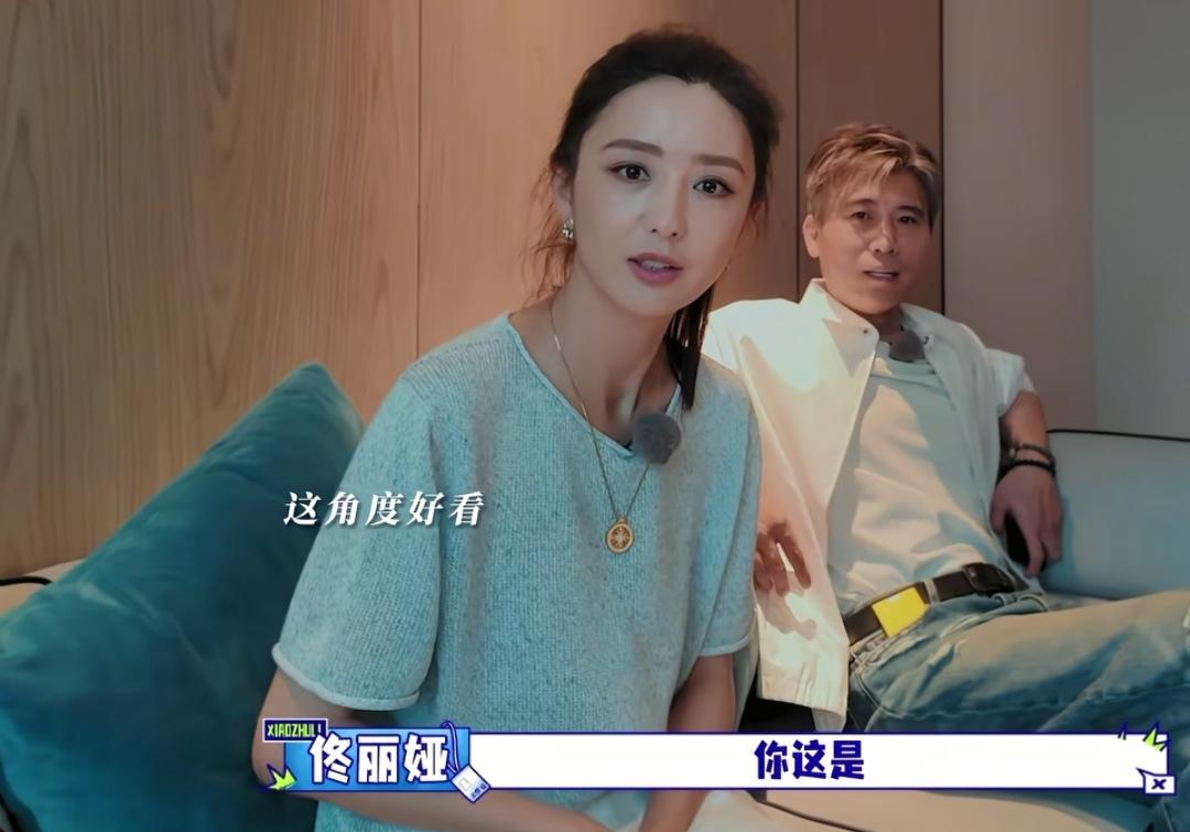 胡军对着佟丽娅和李乃文录，他夸佟丽娅好看，佟丽娅说她怎么拍都好看。胡军:“这角