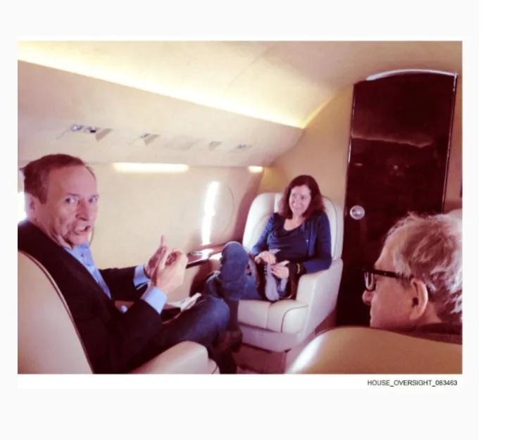 不久，美国国会众议院第二次公布有关爱泼斯坦案件照片，其中二张照片中第一张照片显示