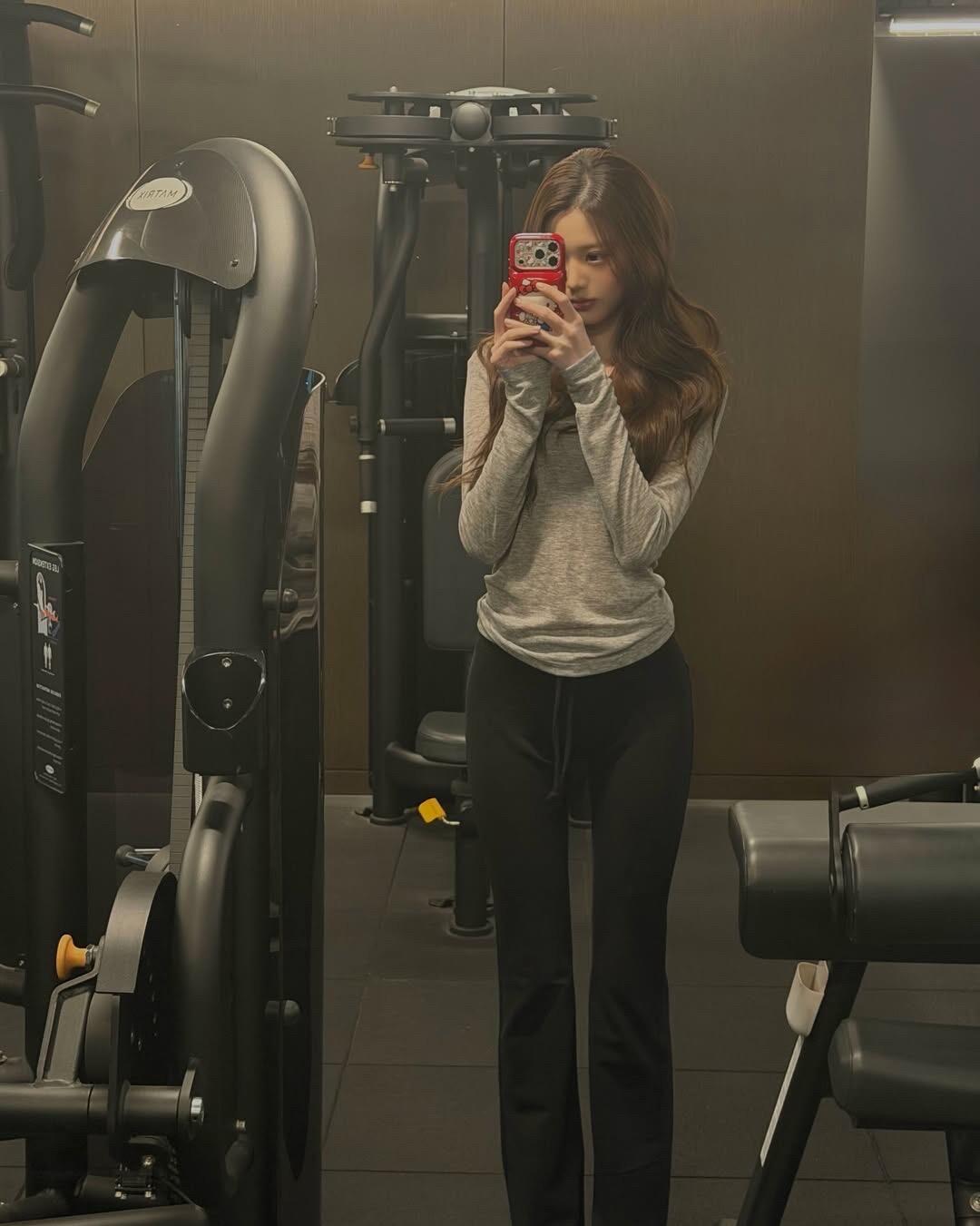 我希望得到的健身房对镜自拍如下不过分凹造型乖乖站着但好身材显露无疑