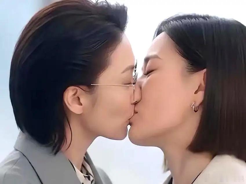 佘诗曼女女吻戏！原来《新闻女王》第二部里新加了一个角色，这个角色穿着男装，跟Ma