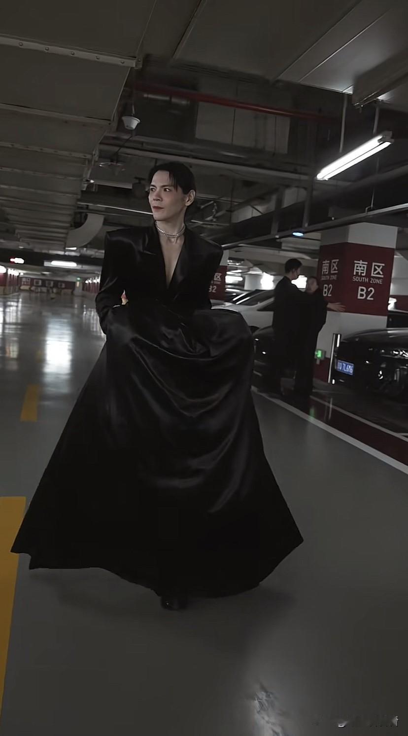 向左佐刚正常穿衣了两天又开始穿女装了，向太前两天还说从此停止穿女装，他这回家一趟