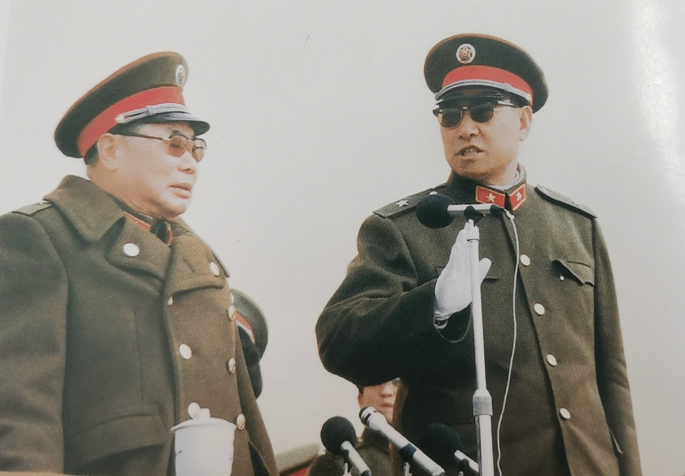 杨得志面前的这位将军是谁？如此威武，如此霸气。1985年，他由一位军长直接被提拔