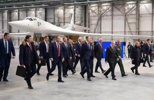 普京参观图-160制造厂，出现罕见一幕：够中国至少追赶二十年。 喀山制造厂四