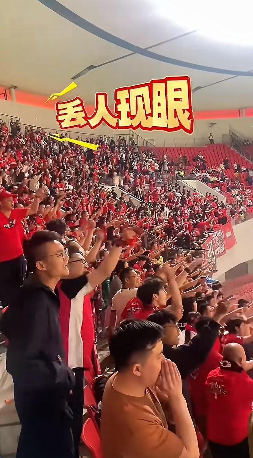 球迷们又愤怒了，齐声挥手高喊“丢人现眼”，这次输给韩国二队，更让人不能接受。二队