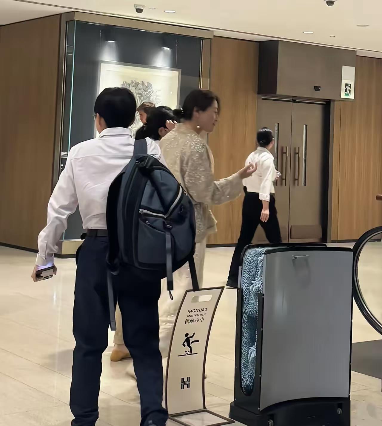宗馥莉现身香港！有网友在香港一家咖啡店偶遇宗馥莉，她打扮超级时尚，身边却跟着一