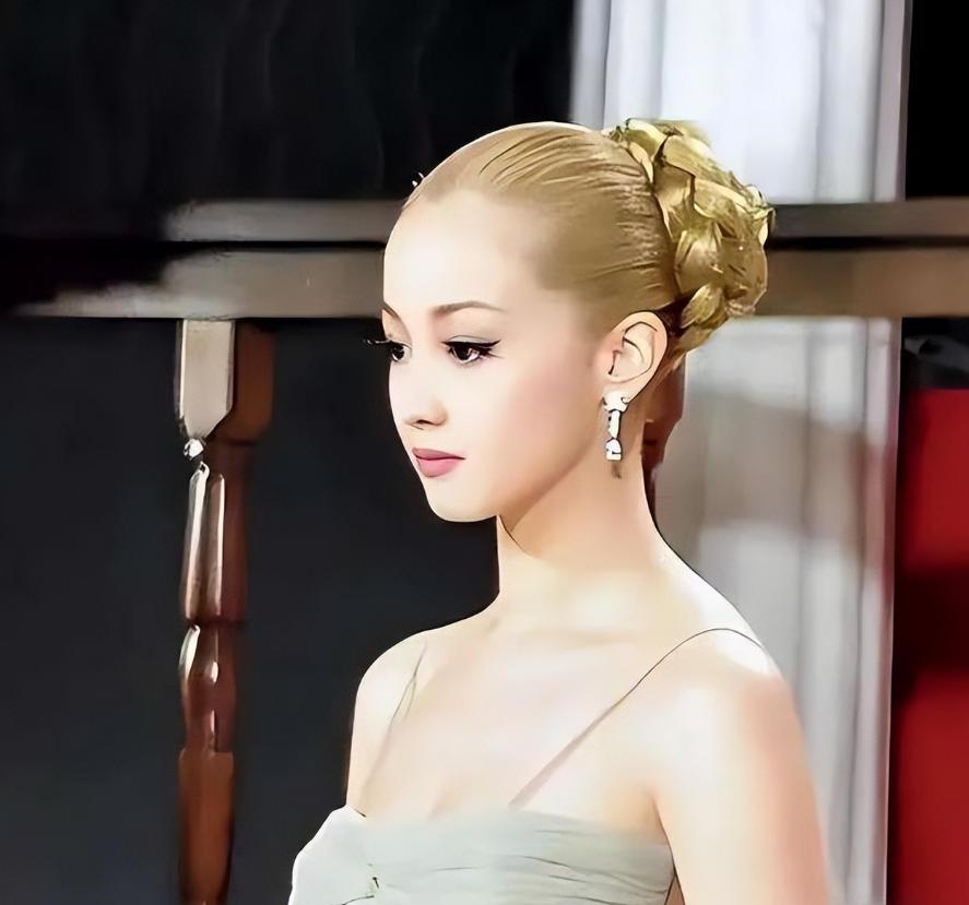 2009年，“亚洲第一美人”泽尻英龙华在婚前协议里规定，一个月只能过5次夫妻生活