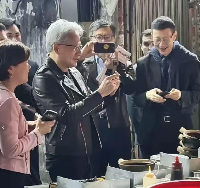 来看看4万亿美元的CEO都用的啥手机？北京媒体会上，黄仁以前送奶车颠簸几十公里