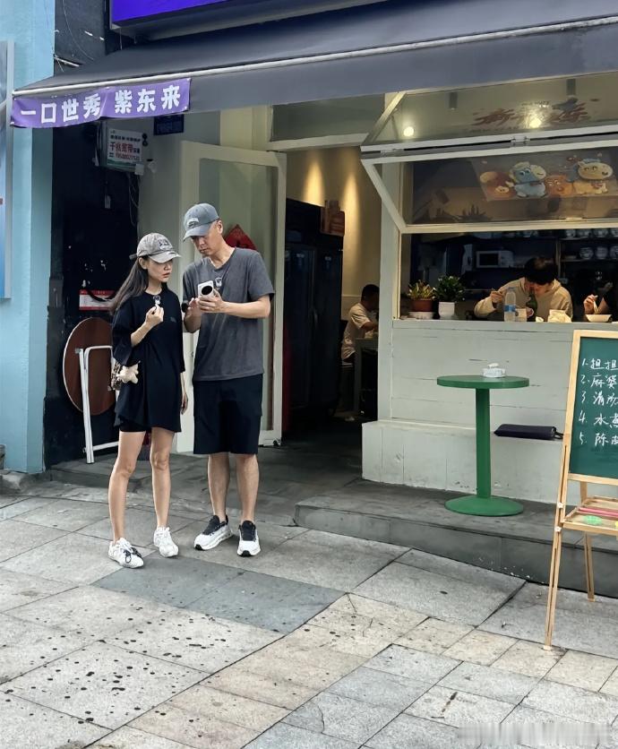 41岁孙骁骁状态重庆街边偶遇任重孙骁骁网友在重庆街头偶遇与同框出行，二人穿搭低