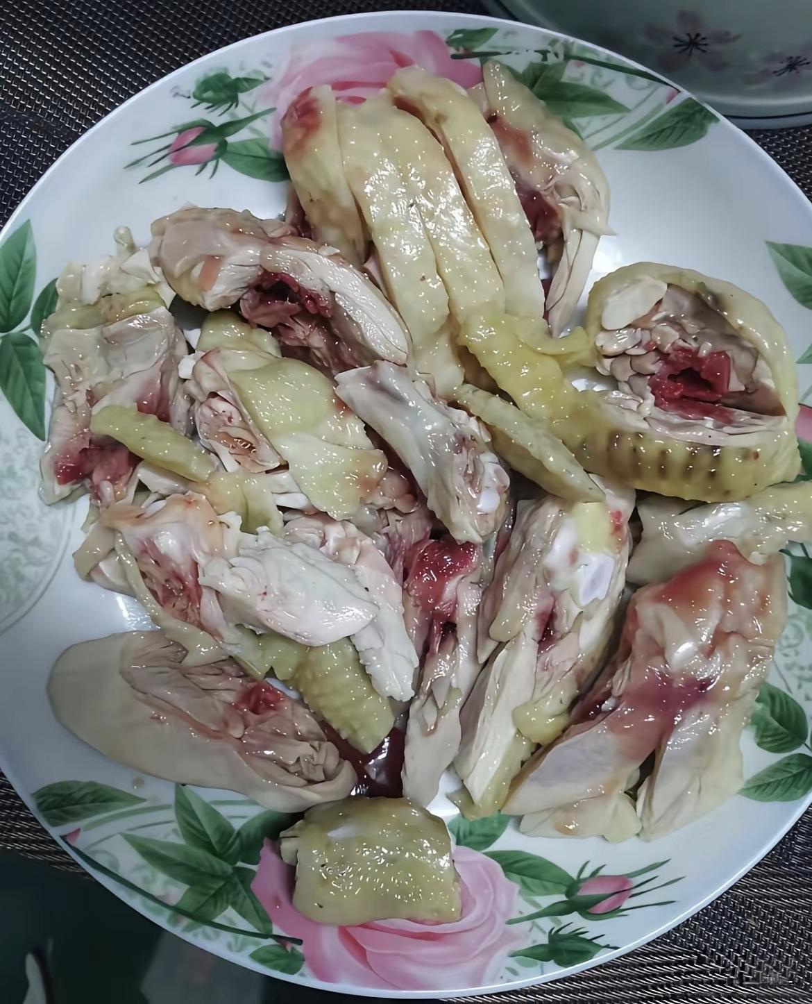 广东白切鸡最好吃的状态就是骨头见血但是肉不能见血，这盘白切鸡还差一点火候。另外酱