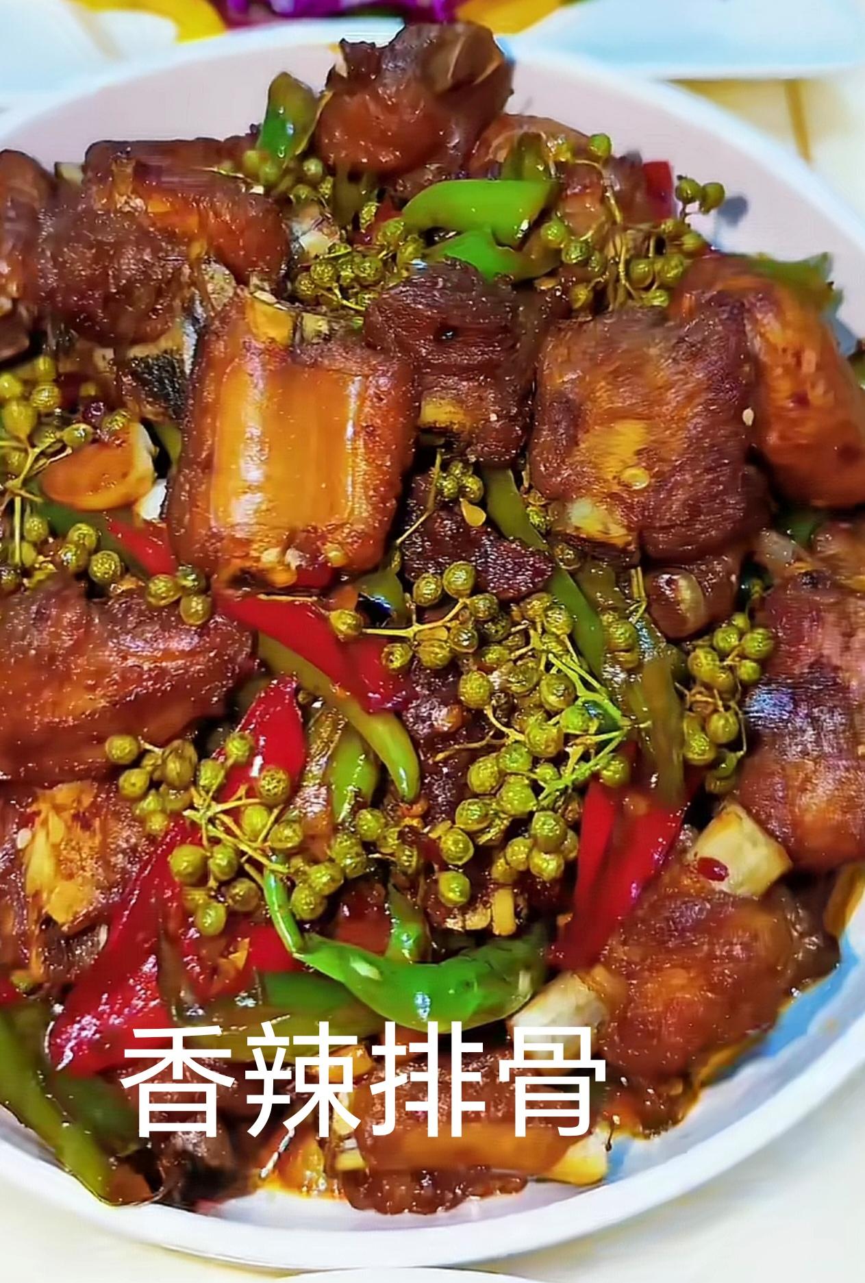 中午小姑子上门做客，婆婆特意用心准备了一桌丰盛饭菜。麻椒香辣排骨、小炒牛肉、