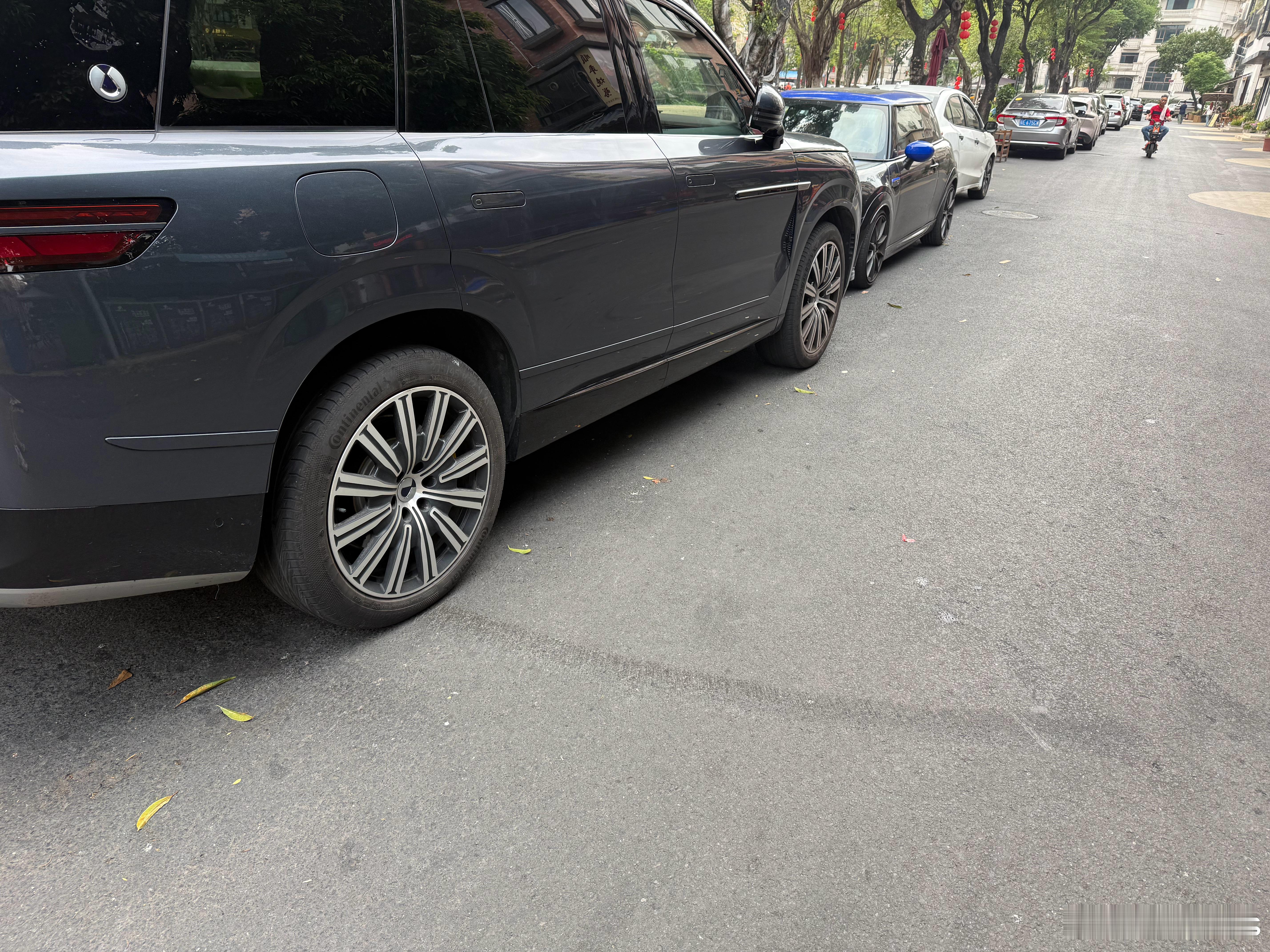 一眼就知道，刚刚是怎么停进去的