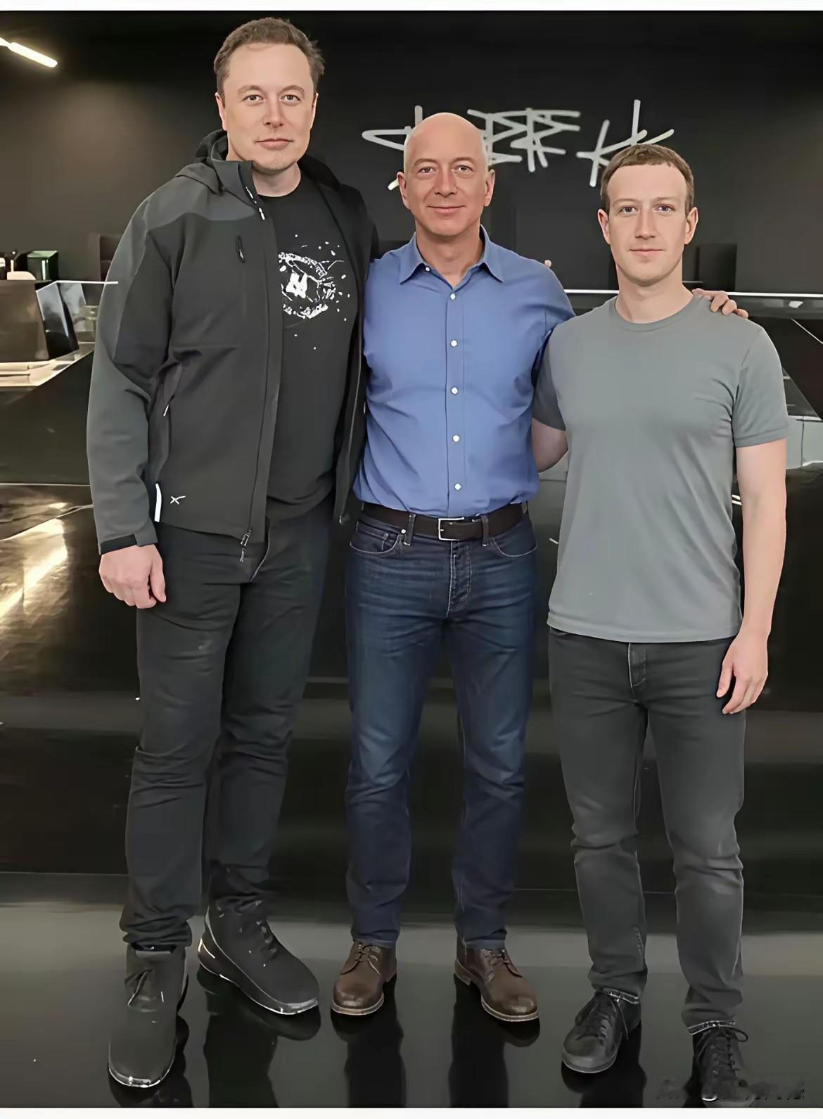 三个人站在一起，才感觉马斯克的身材是很高大的，在马斯克的对比之下，扎克伯格显得太